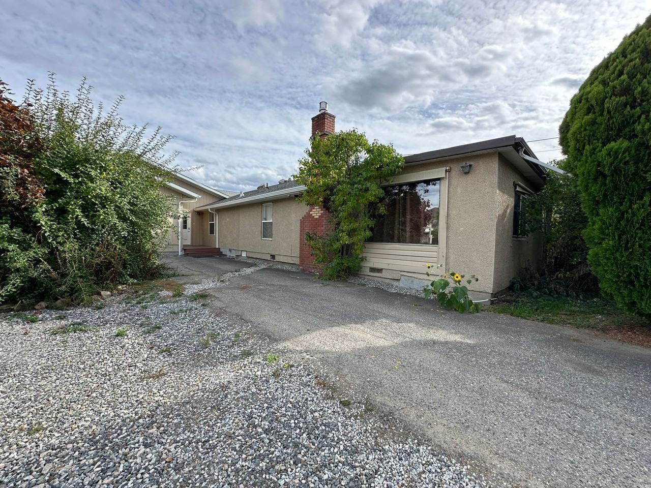 3 bed/2 bath home with HUGE shop - Photo 3 of 18