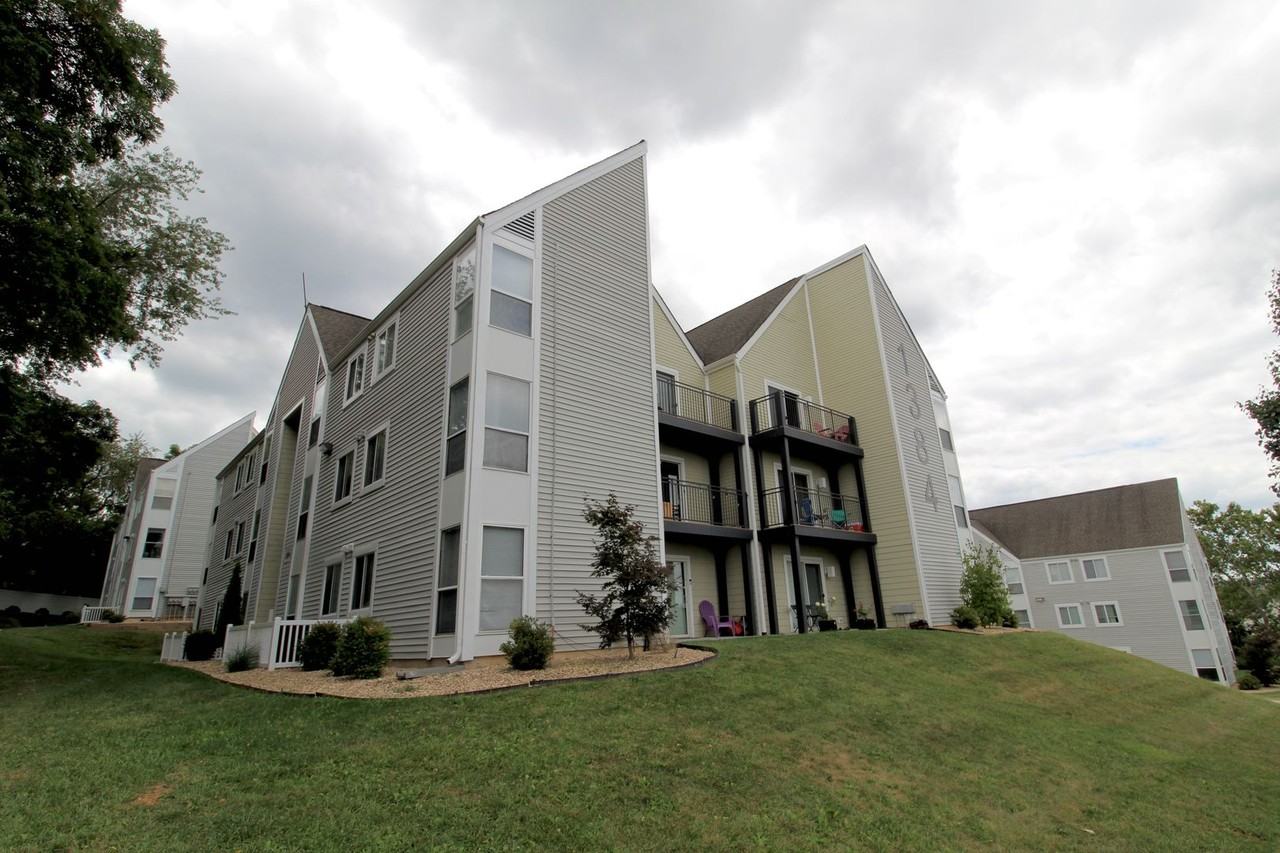 1384 Hunters Road - Photo 2 of 21