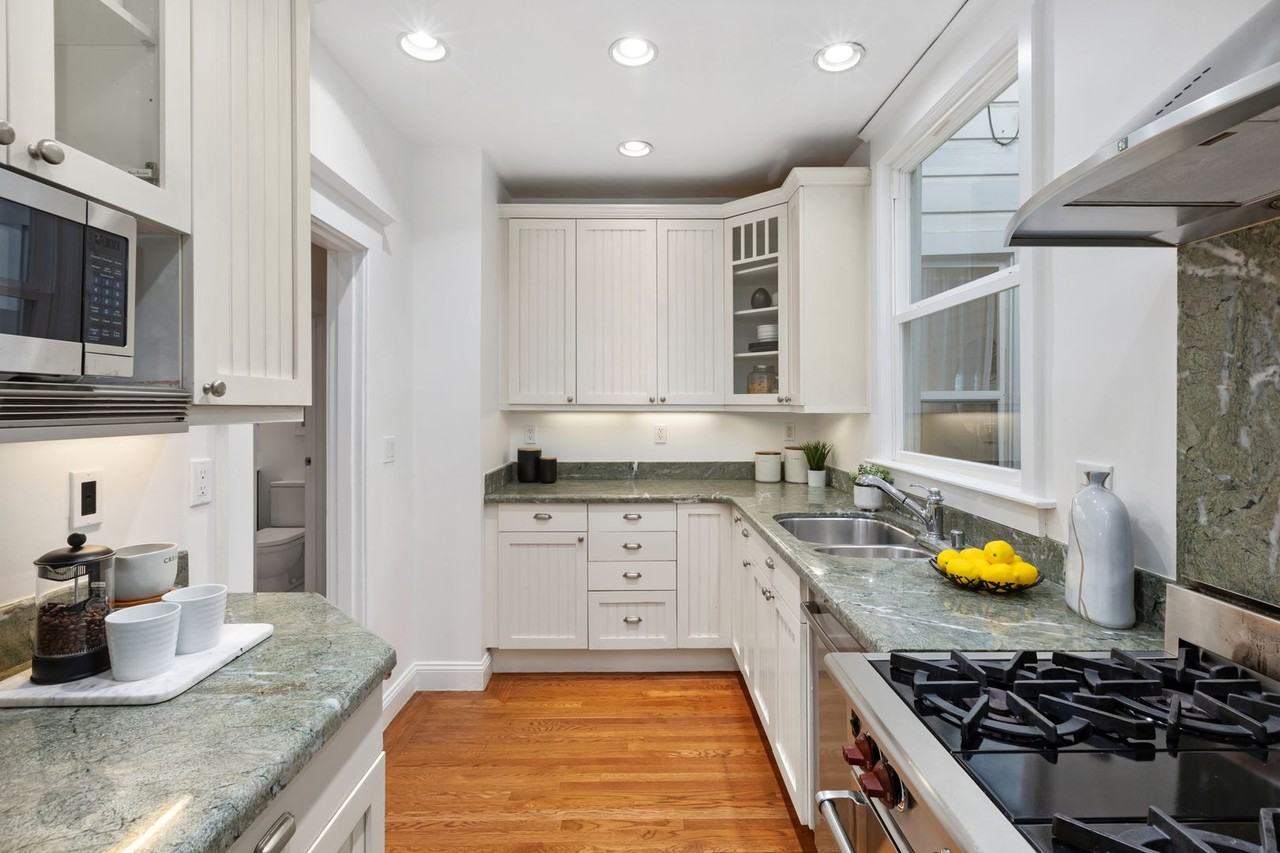 1321 Greenwich St - Photo 5 of 10