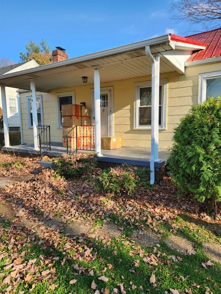 319 Jefferson St - Photo 2 of 15