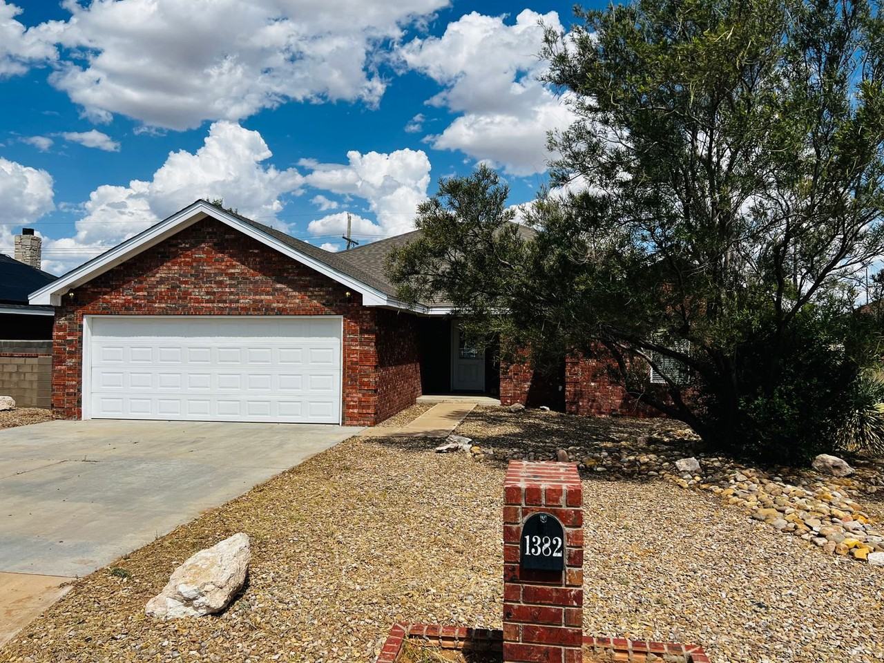 1382 Oakwood Cir - Photo 2 of 22