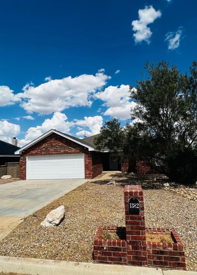 1382 Oakwood Cir - Photo 4 of 22