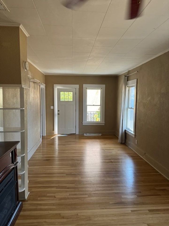 1114 W 8th St - Photo 2 of 25