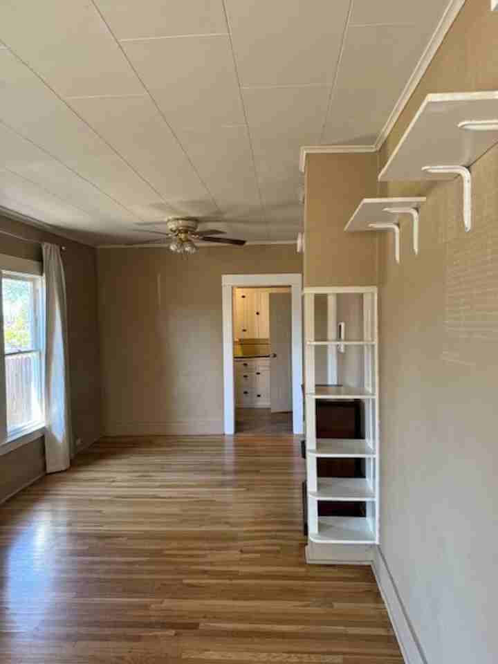 1114 W 8th St - Photo 3 of 25