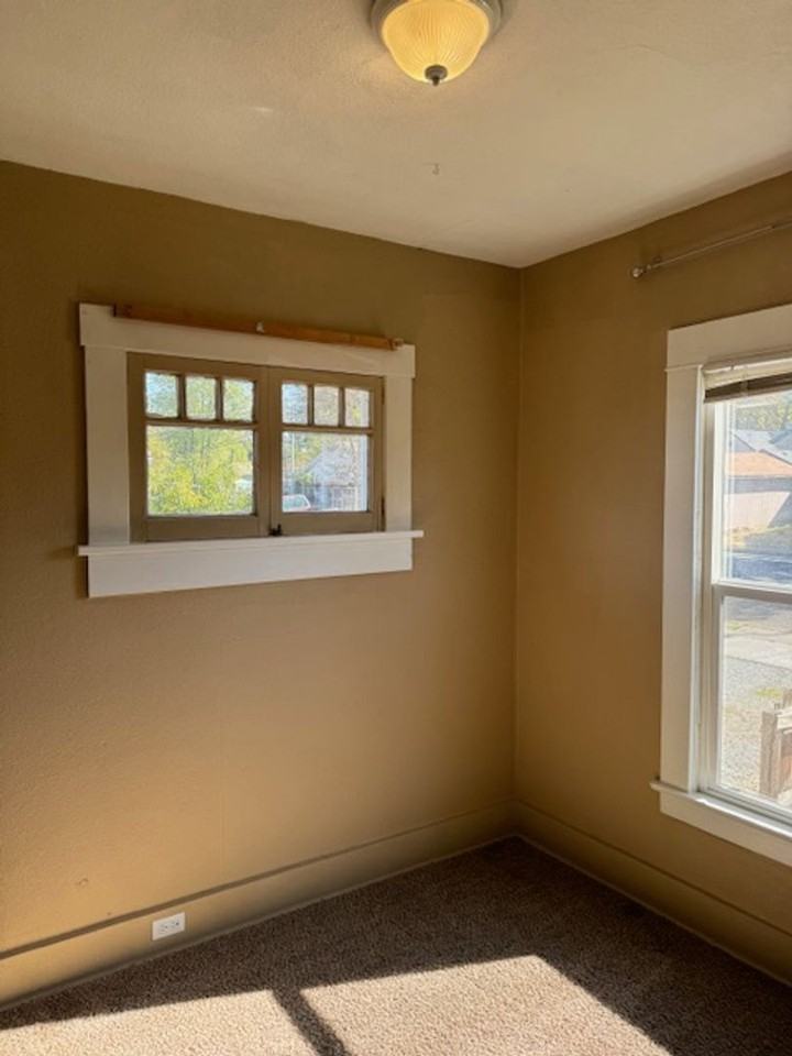 1114 W 8th St - Photo 5 of 25