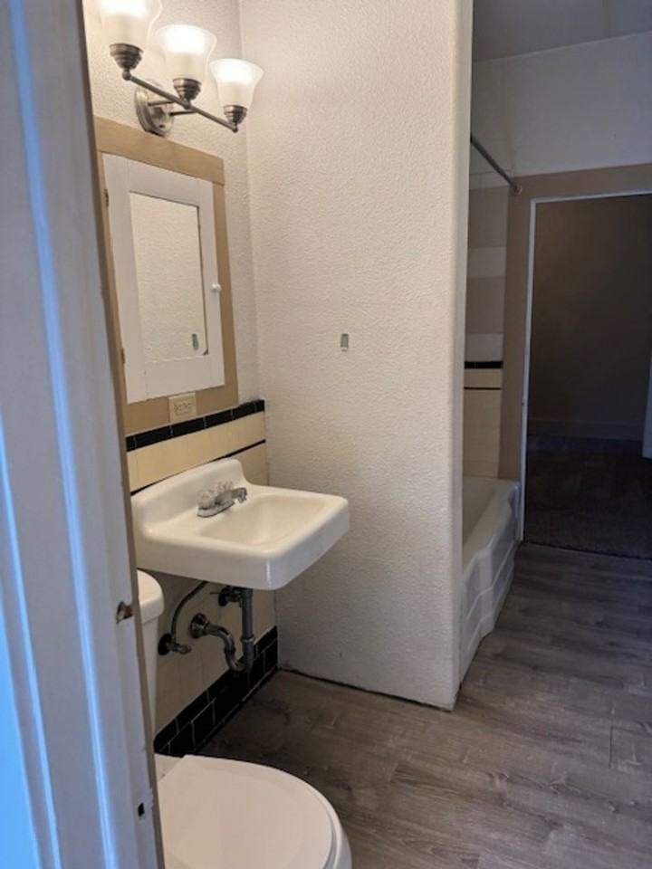 1114 W 8th St - Photo 6 of 25