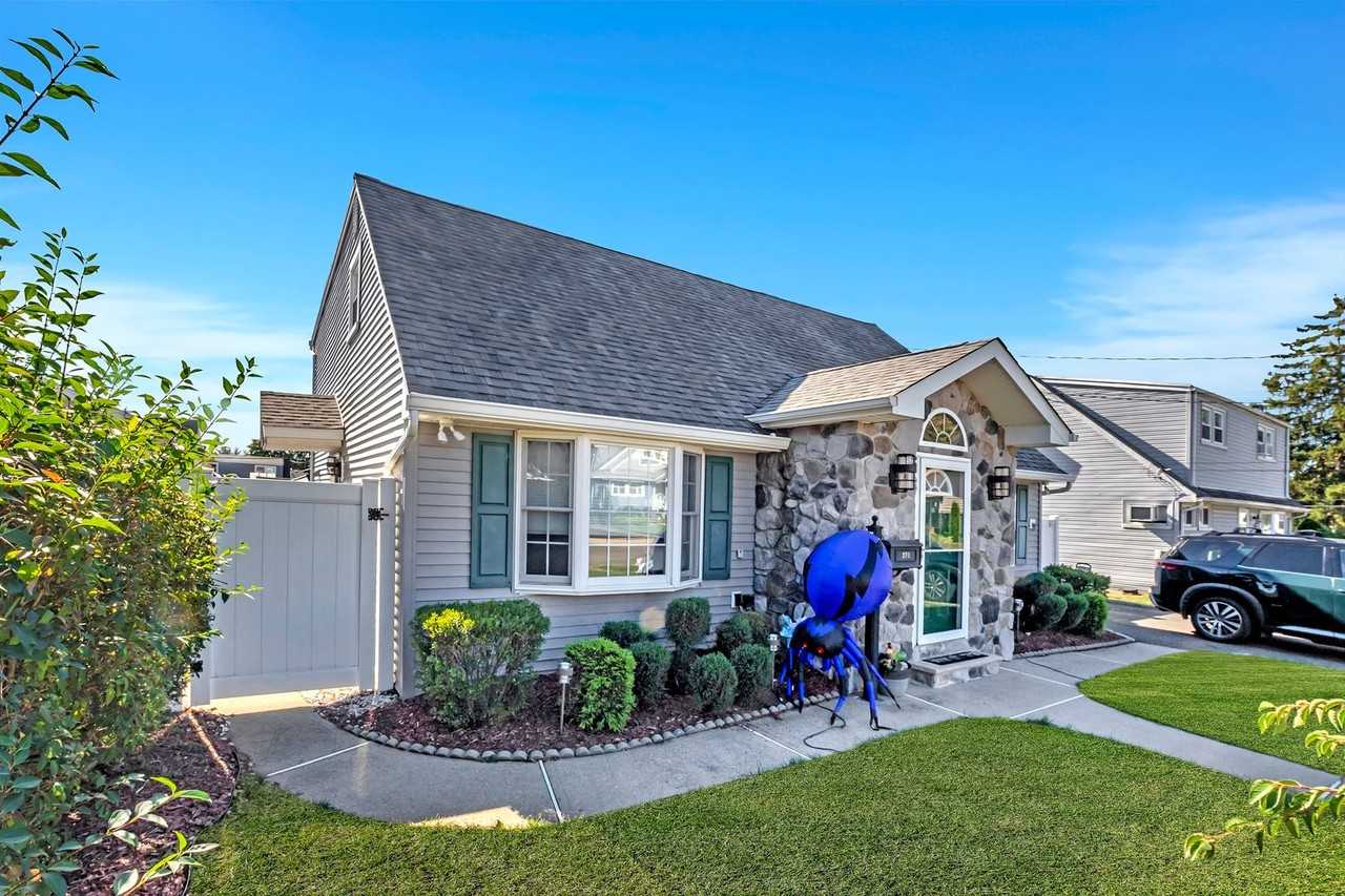 270 Alberta Dr - Photo 3 of 17