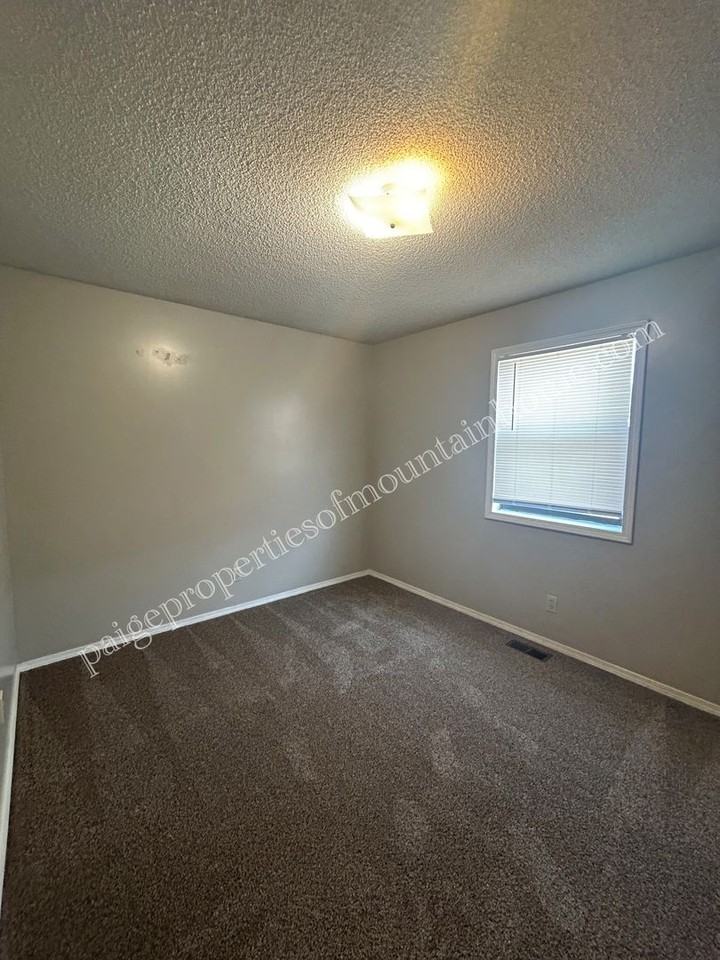 1312/1314 MeadowBrook - Photo 2 of 17