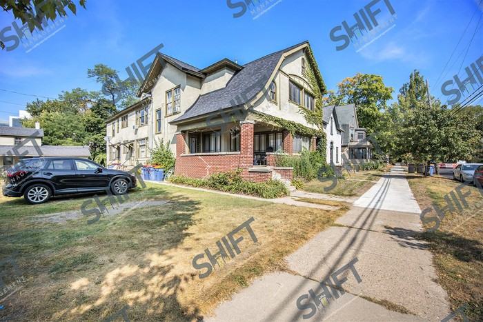 327 Crescent St Ne #1 - Photo 3 of 16