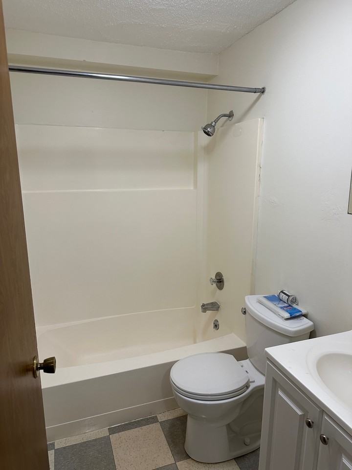 326 Auburn St #28 - Photo 3 of 16