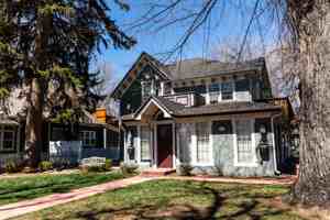 featured image of 420 W Oak St