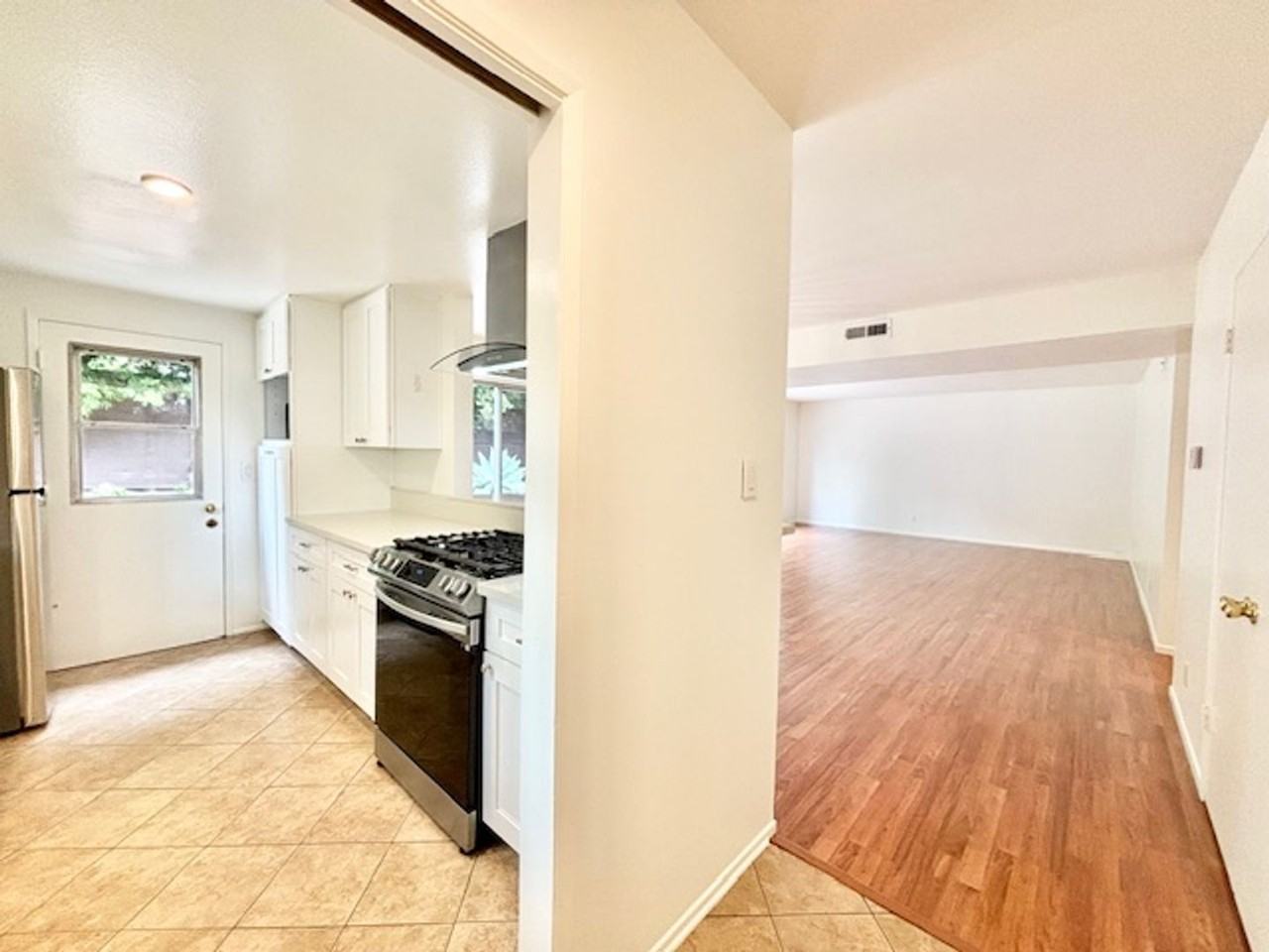 933 Peninsula St - Photo 4 of 29