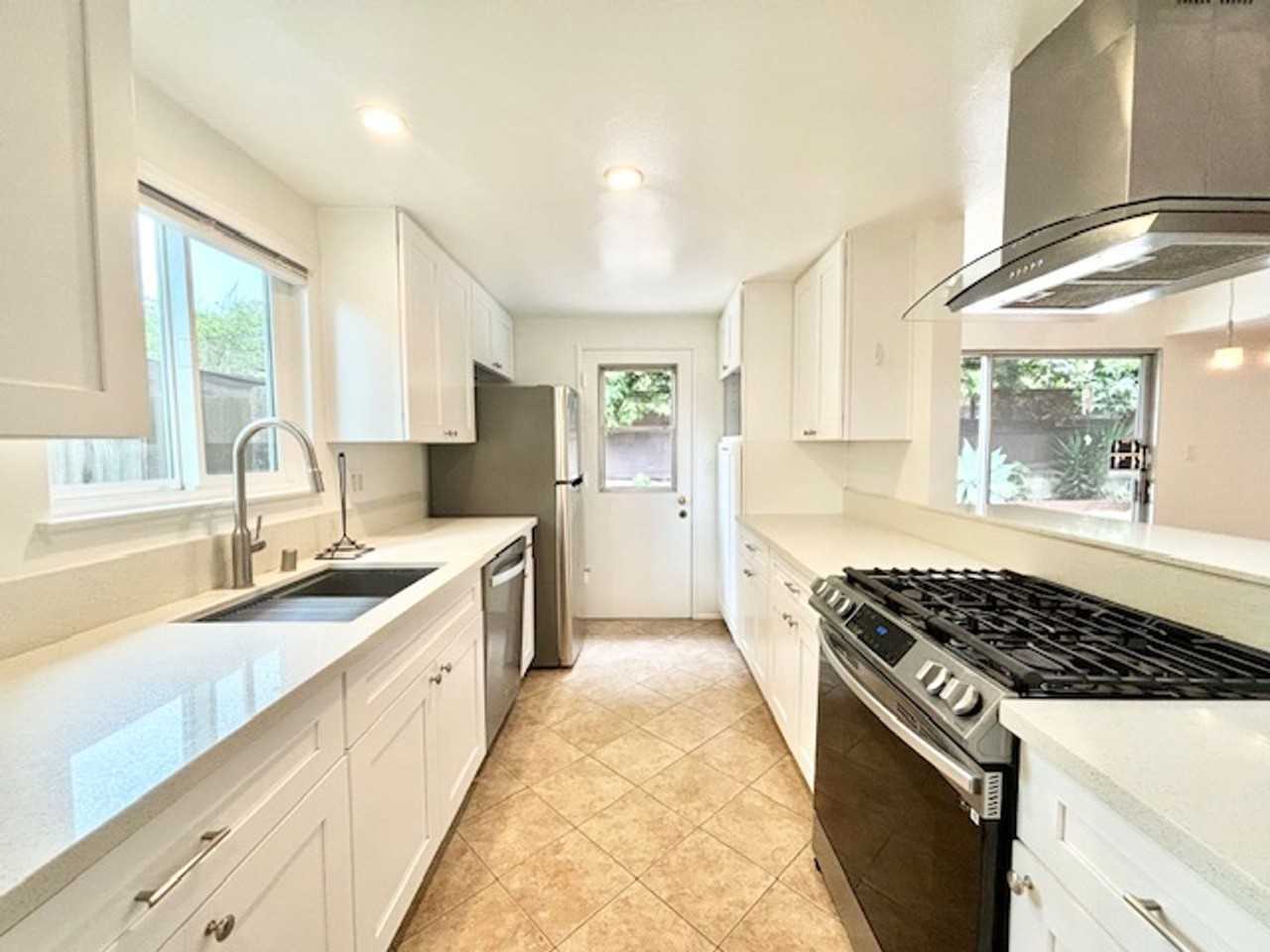 933 Peninsula St - Photo 5 of 29