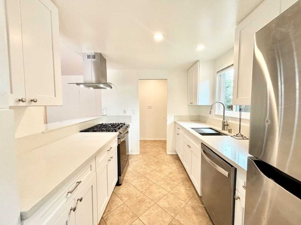 933 Peninsula St - Photo 6 of 29