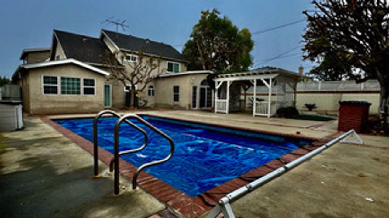11902 Pine St - Photo 5 of 35