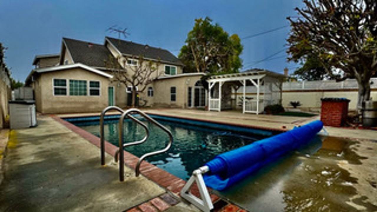 11902 Pine St - Photo 4 of 35