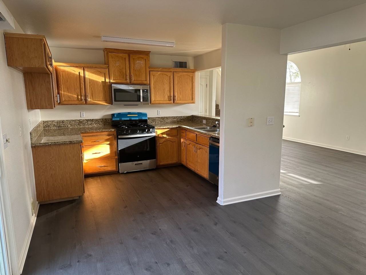 110 E Lang St - Photo 6 of 25