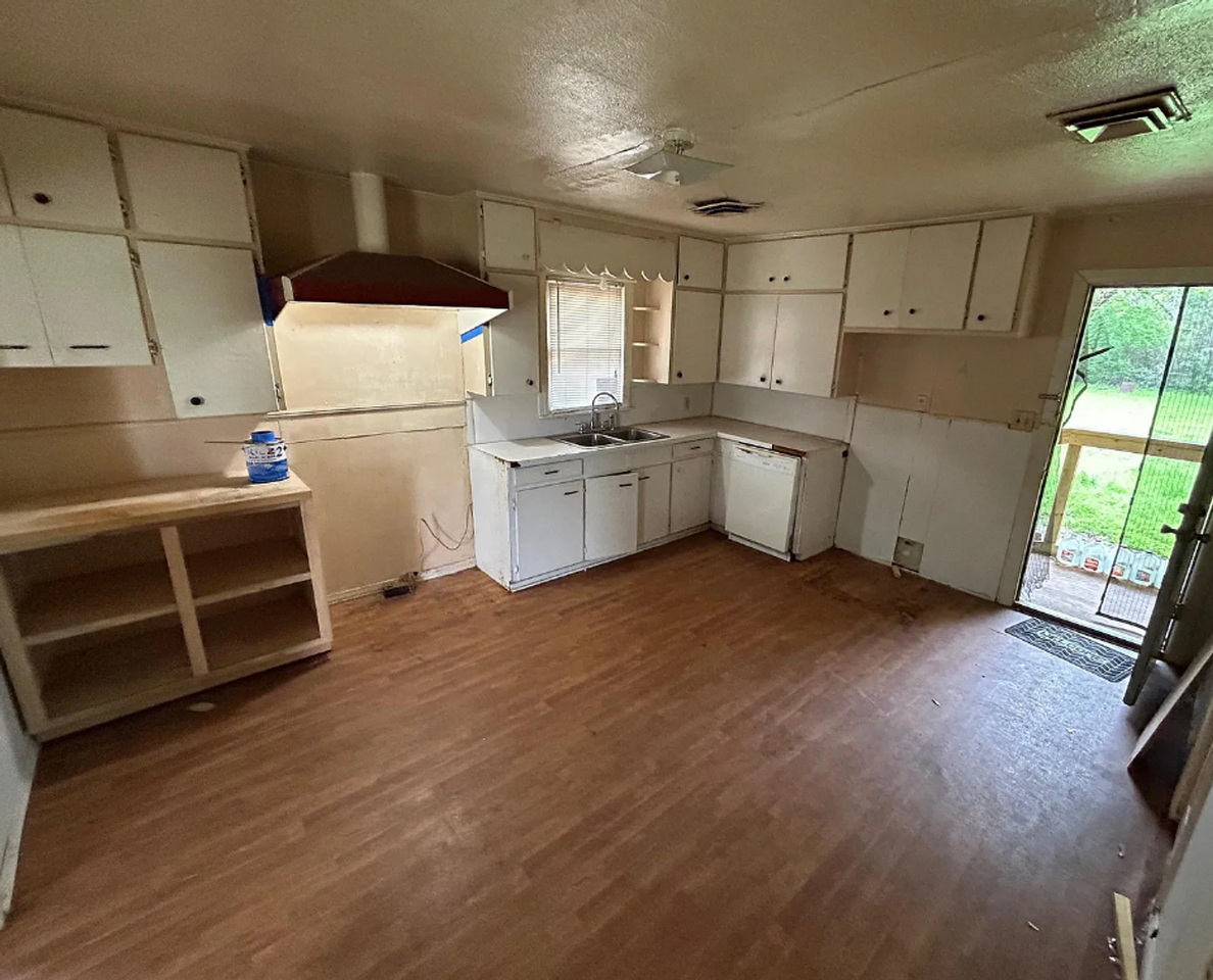 204 N Smith St - Photo 2 of 6