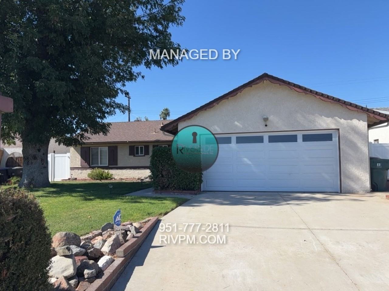 10443 Cochran Ave - Photo 2 of 29