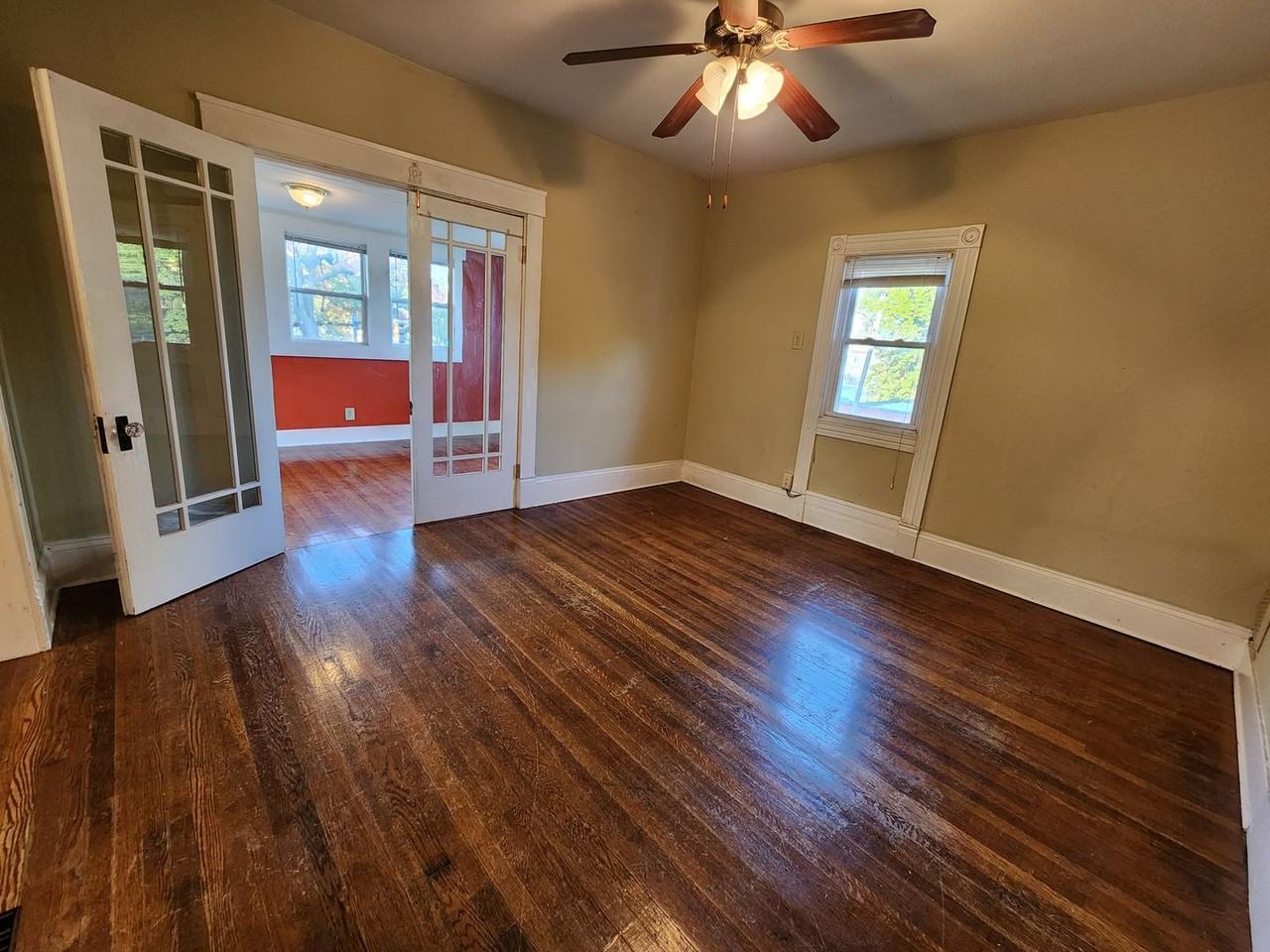 711 E Grove St - Photo 3 of 16