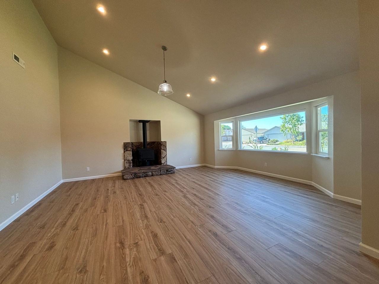 631 Clearview Dr - Photo 4 of 19