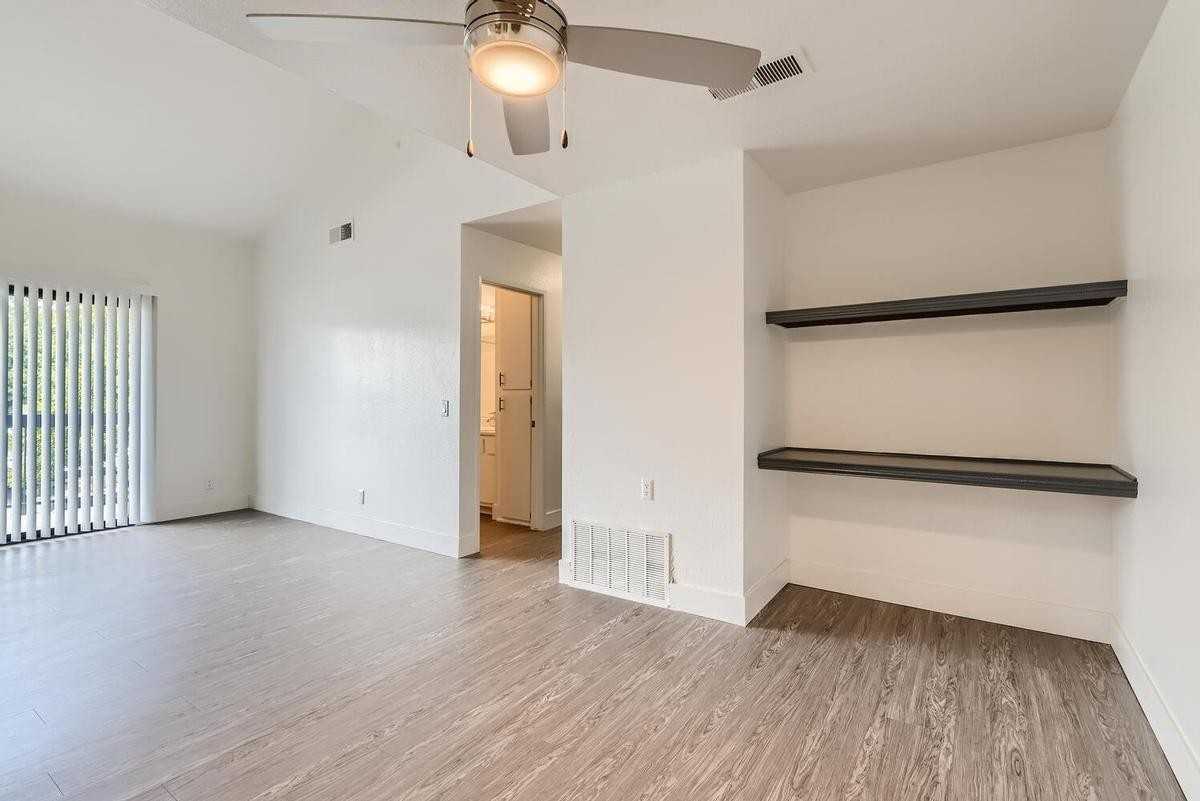 910 W Phillips St - Photo 4 of 13