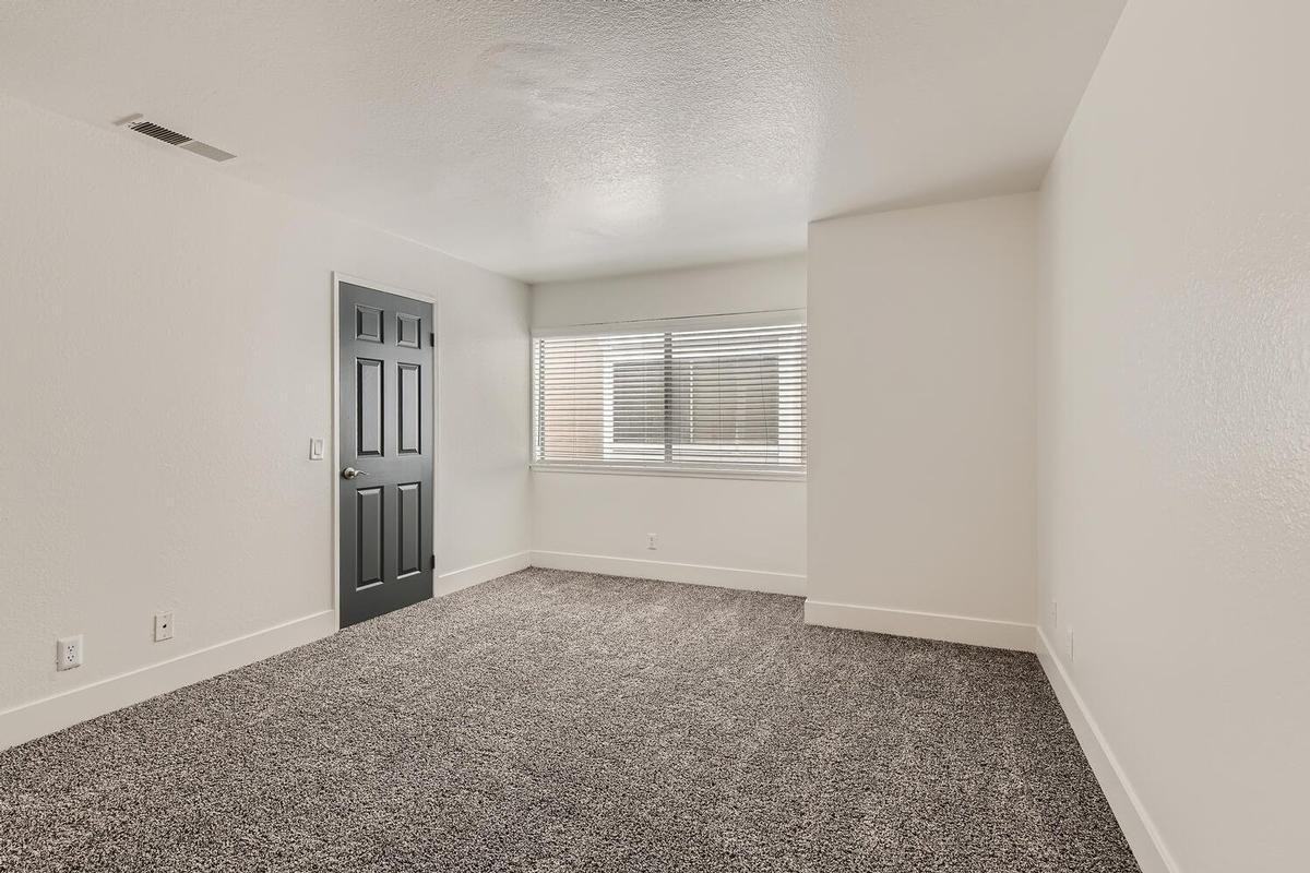 910 W Phillips St - Photo 3 of 13