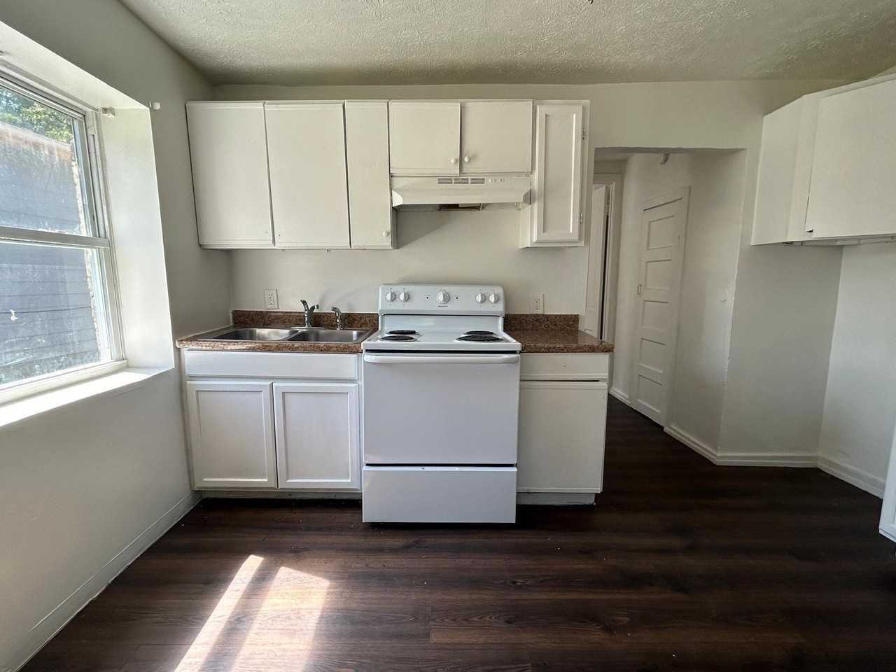 855 Steffen Ave #3 - Photo 2 of 12