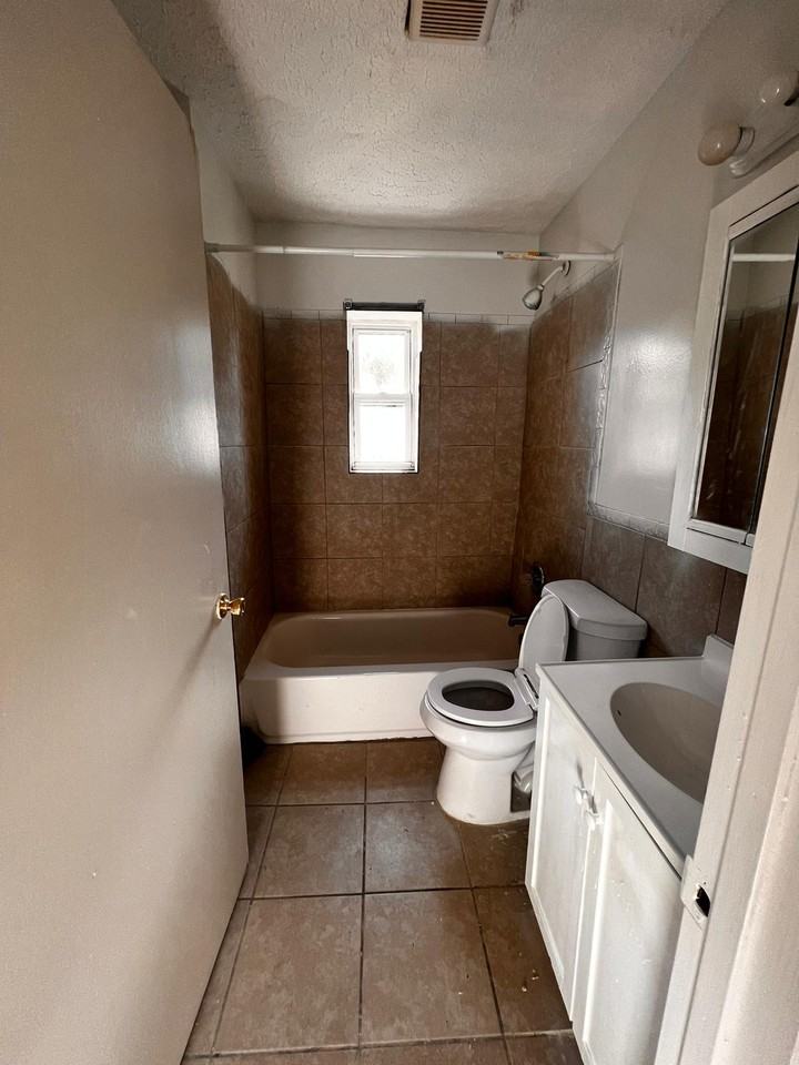 855 Steffen Ave #3 - Photo 3 of 12