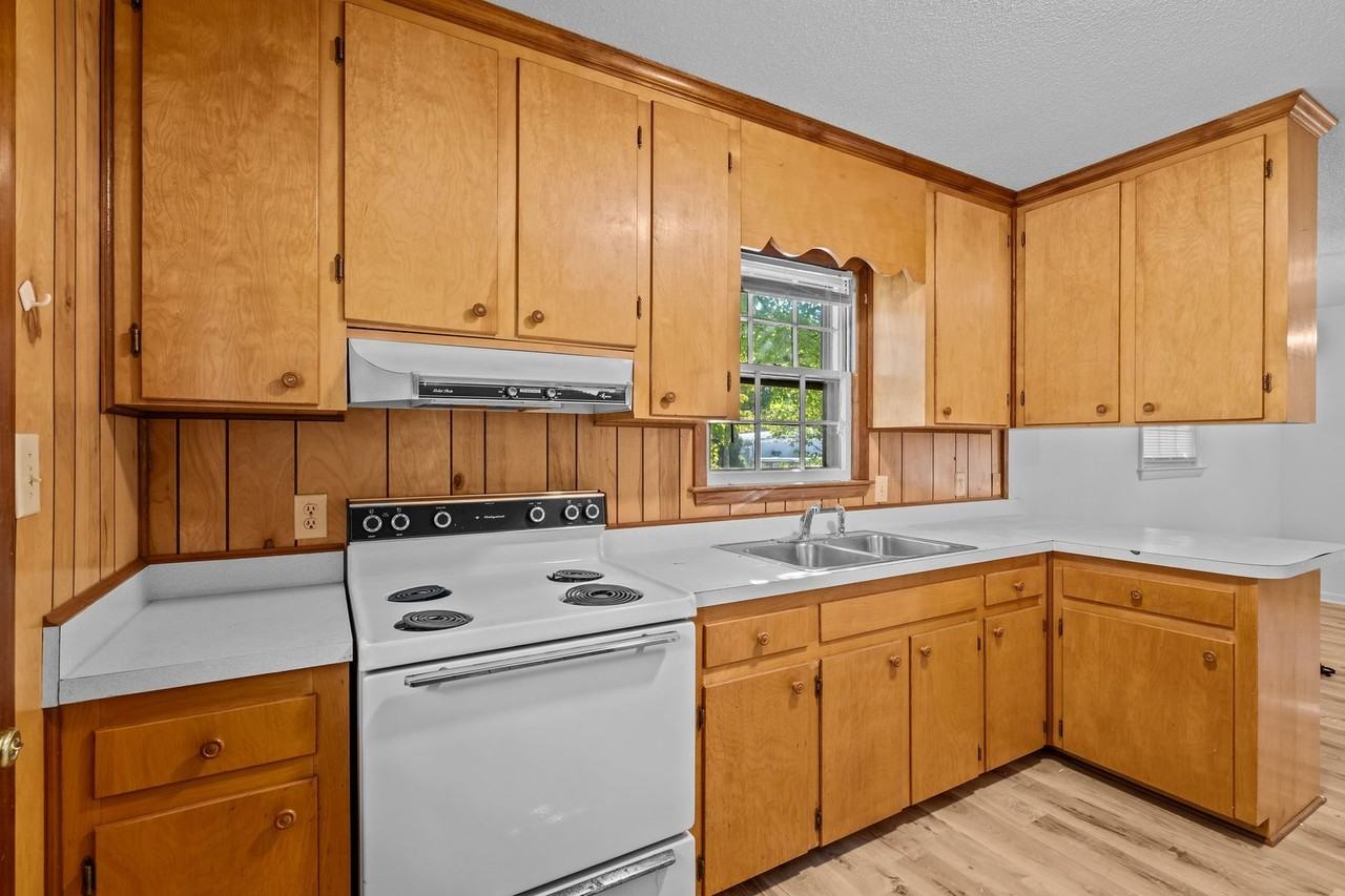 16 Parkwood Cir - Photo 4 of 33
