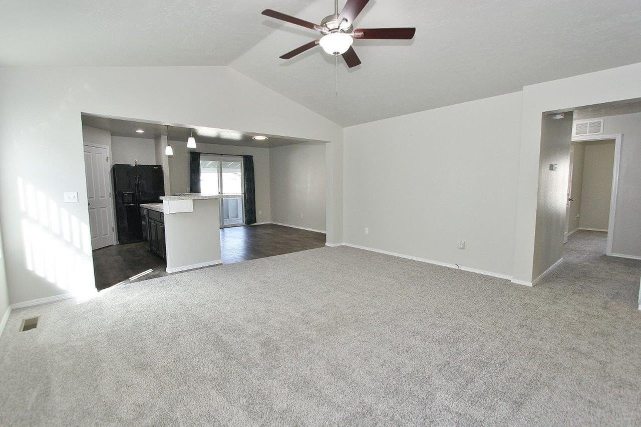 2085 N Mauve Ave - Photo 4 of 25