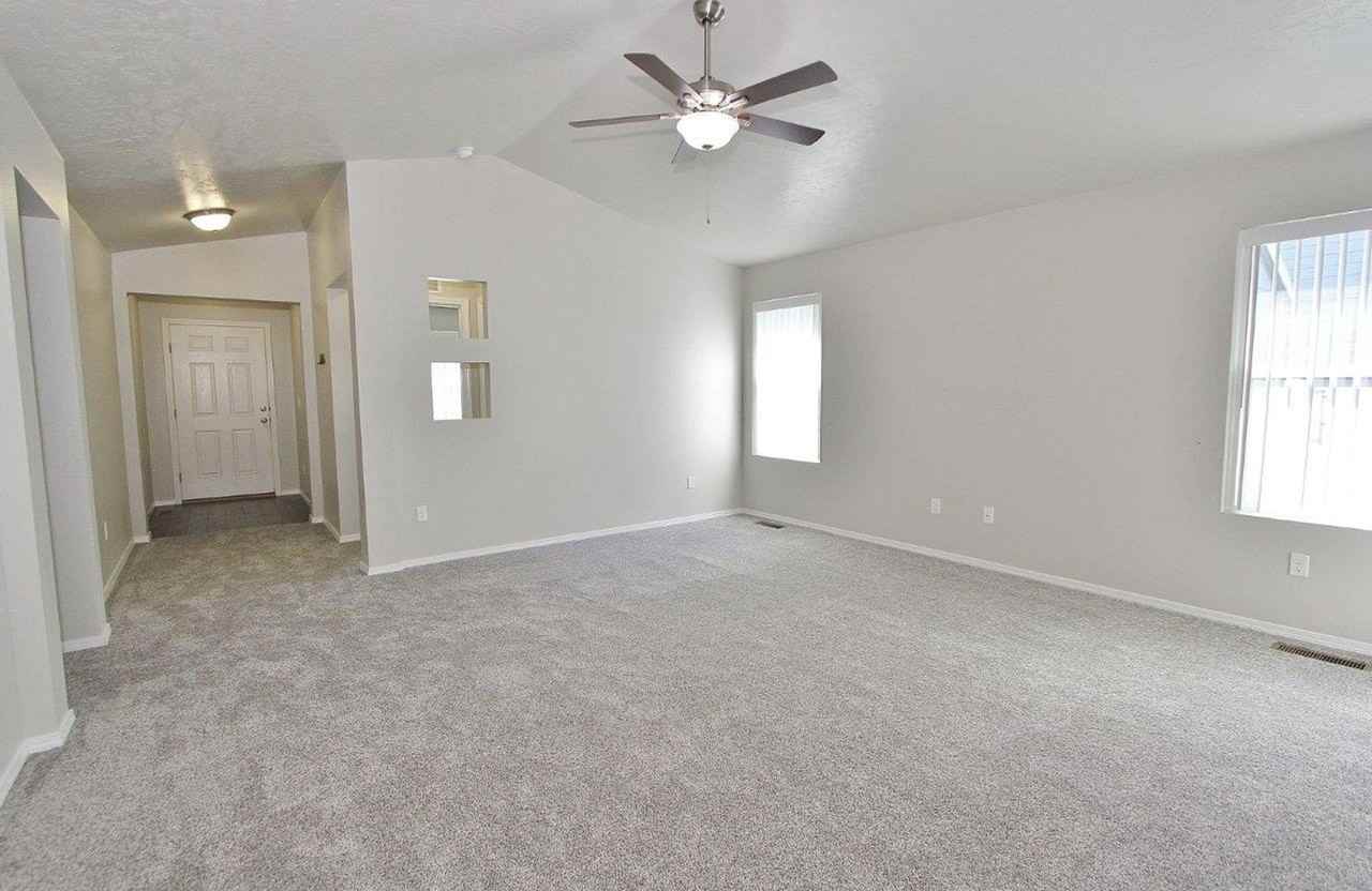 2085 N Mauve Ave - Photo 6 of 25