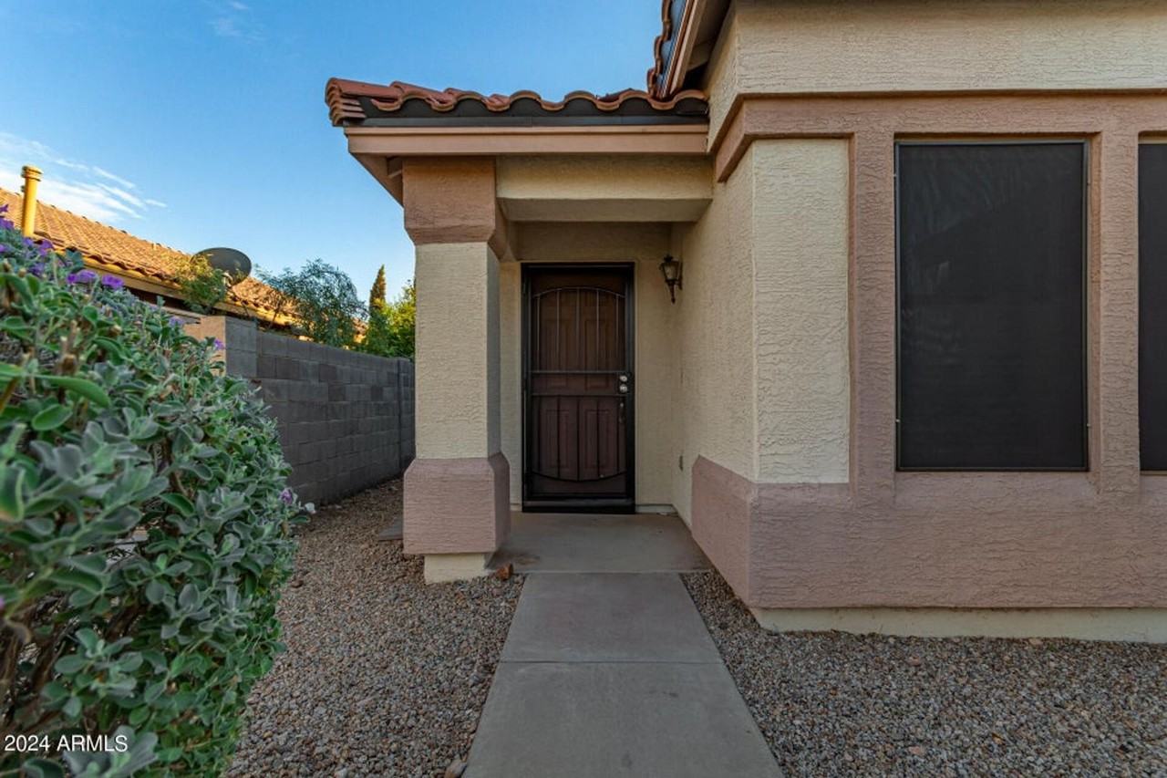 10513 W Louise Dr - Photo 2 of 44