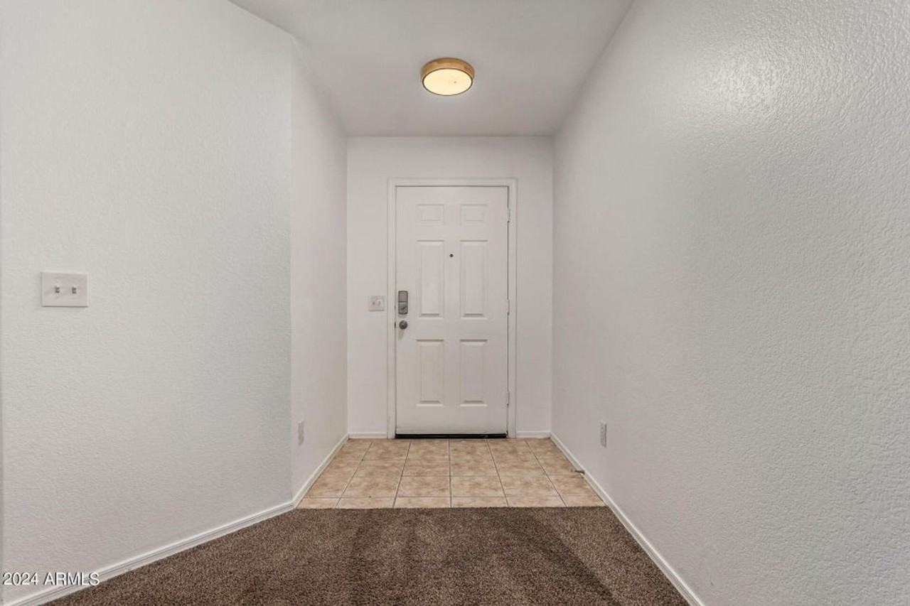 10513 W Louise Dr - Photo 3 of 44