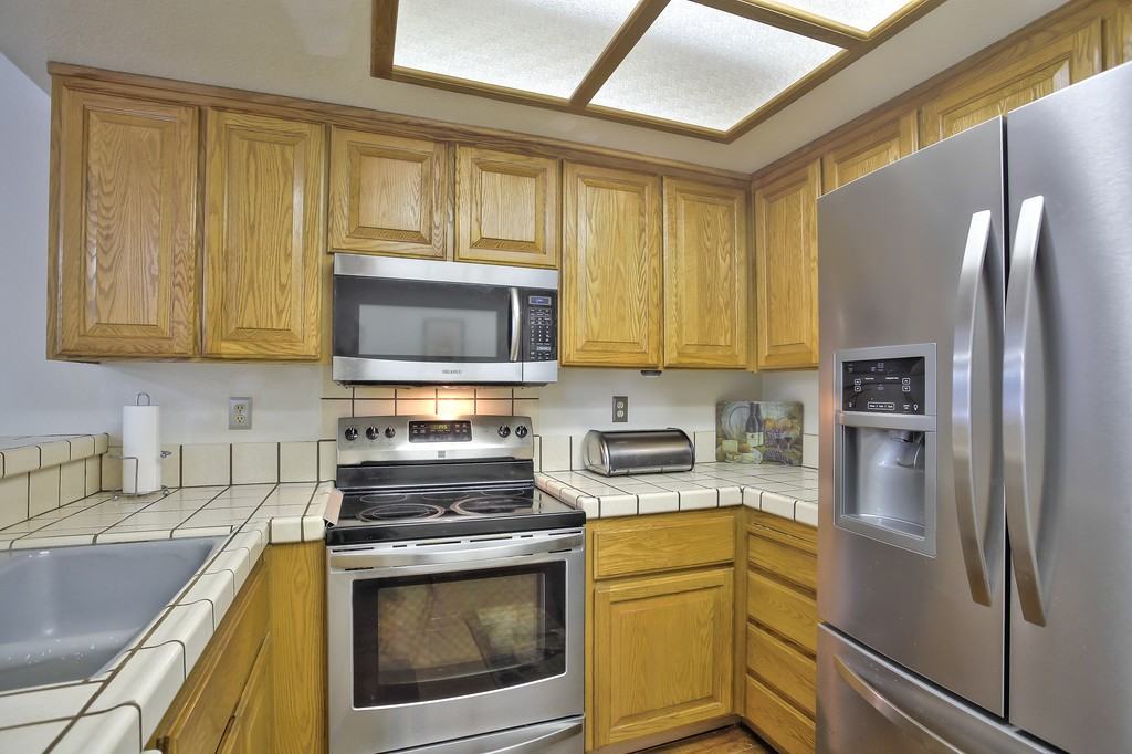 1429 Oak Hollow Ct - Photo 3 of 9