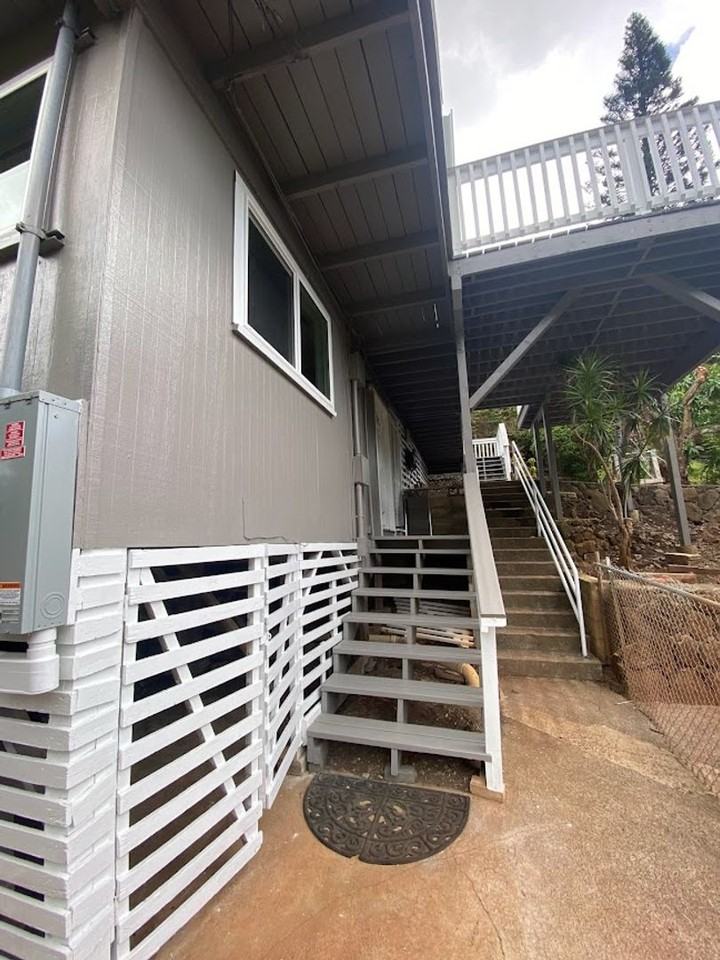 Aina Haina BIG 3 bedroom, 2 bath + den could be 4th & 5th bedrooms, utilities incl, pet negotiable - Photo 2 of 11