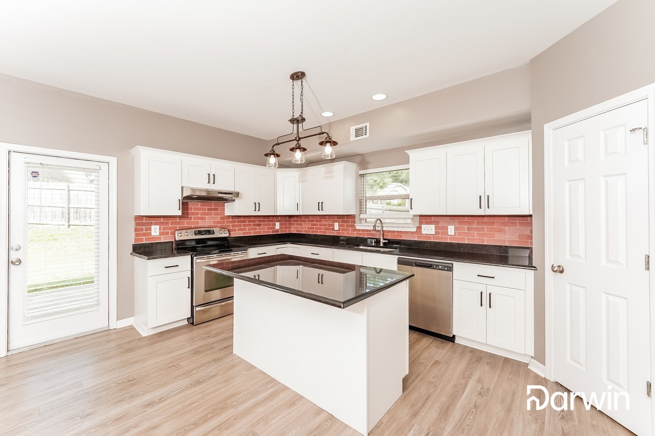 1053 Washington Ct - Photo 3 of 15