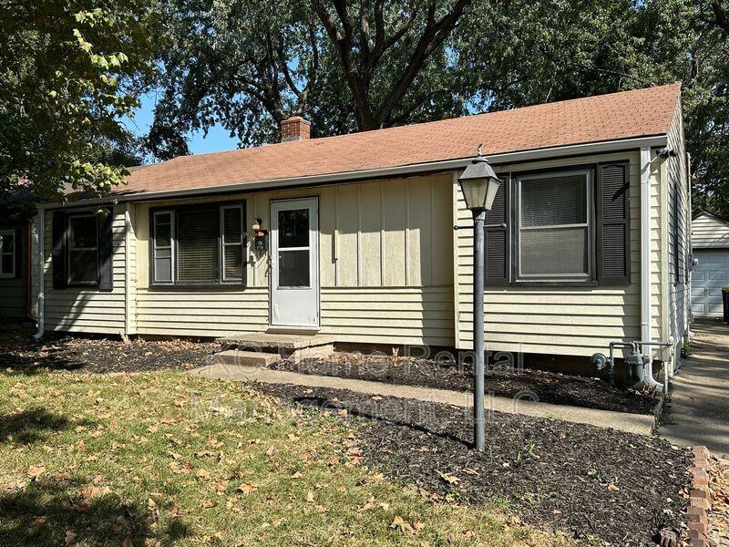 7729 Locust St - Photo 3 of 33