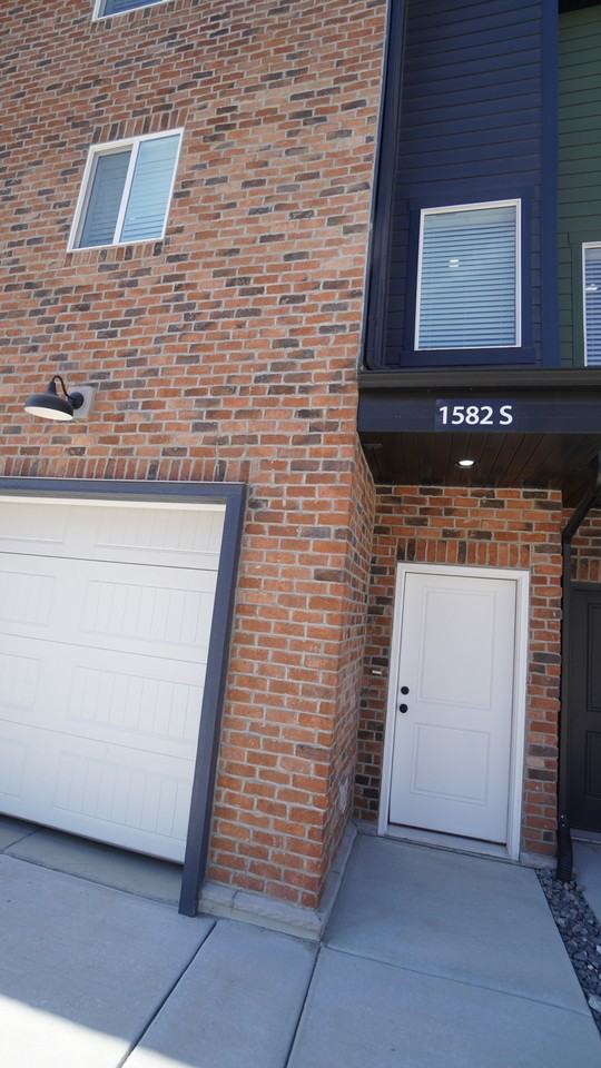 1582 Sw - Photo 2 of 32