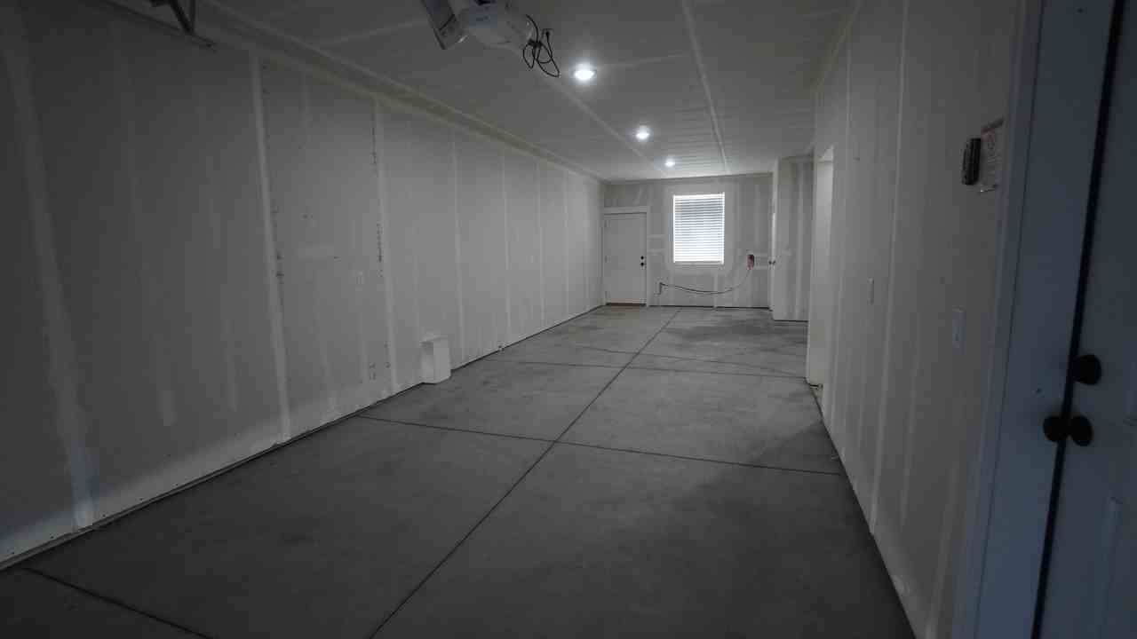 1582 Sw - Photo 4 of 32