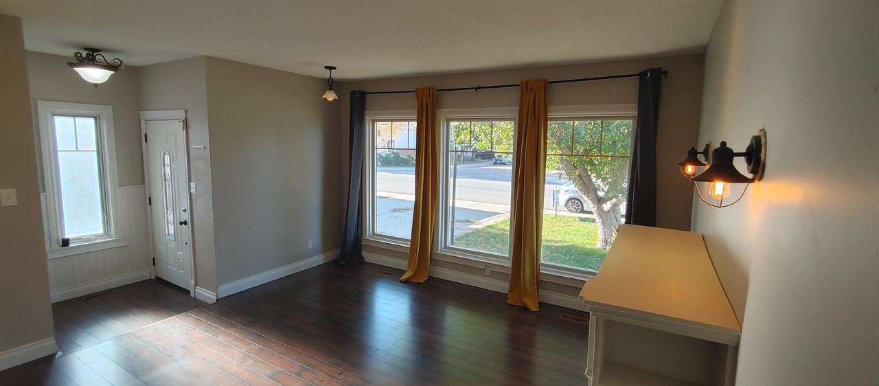 349 Leaside Ave S - Photo 3 of 25