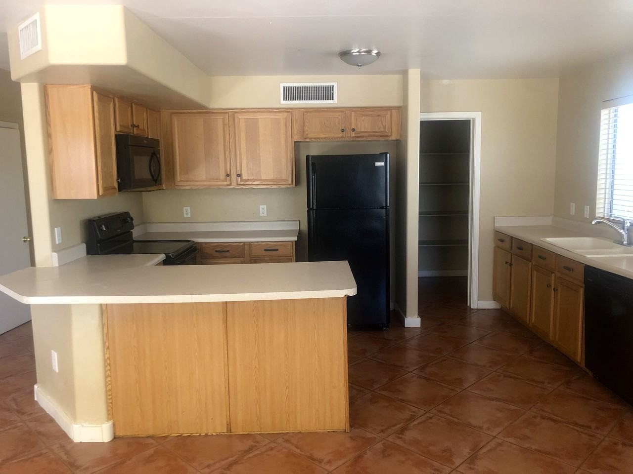 7205 S 39th Dr - Photo 3 of 18