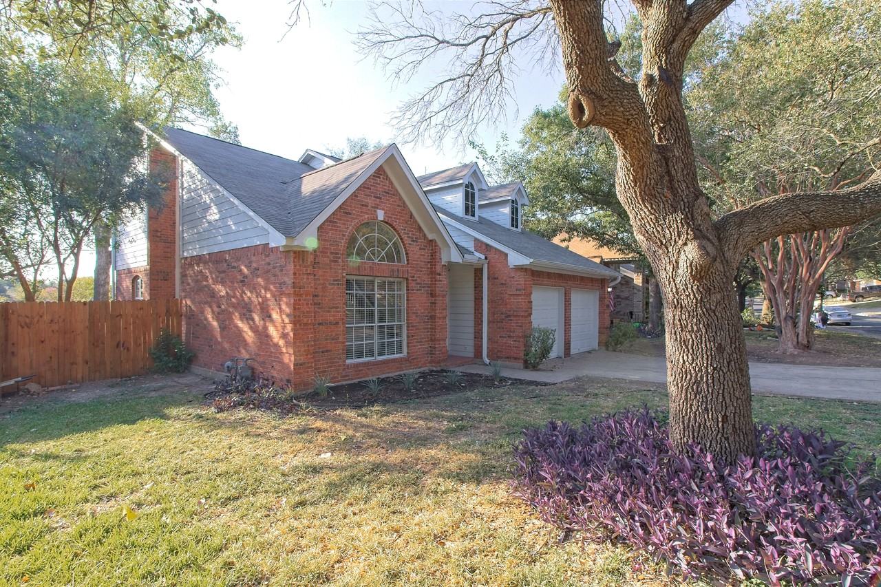 16903 Sabertooth Dr - Photo 2 of 39