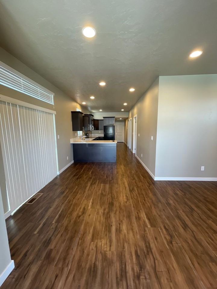 2984 Ne Roxy Pl - Photo 3 of 8