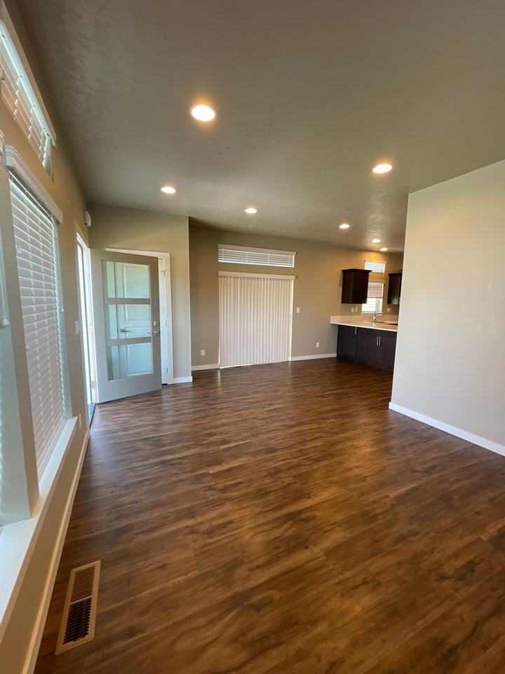 2984 Ne Roxy Pl - Photo 4 of 8