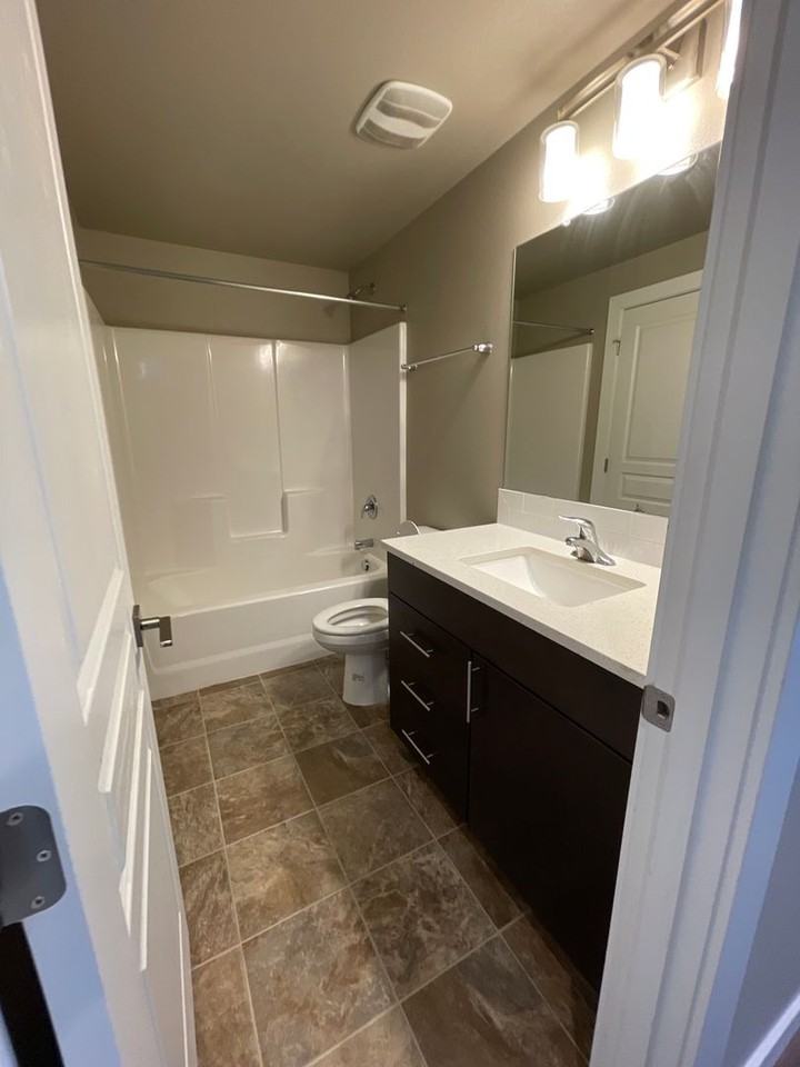 2984 Ne Roxy Pl - Photo 6 of 8