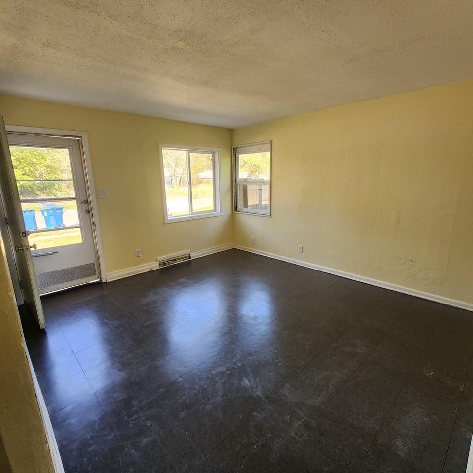 1211 Gibson Pl - Photo 2 of 9