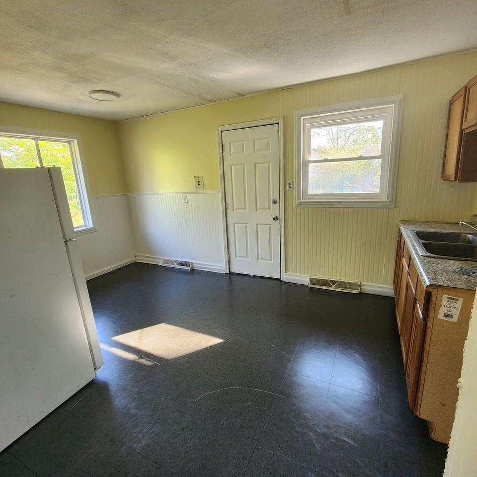 1211 Gibson Pl - Photo 3 of 9