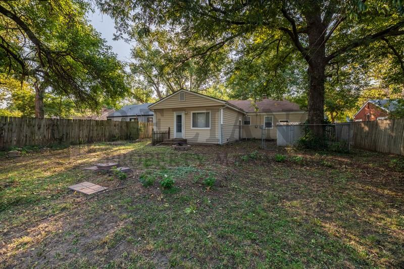 2046 N Burns St - Photo 5 of 29