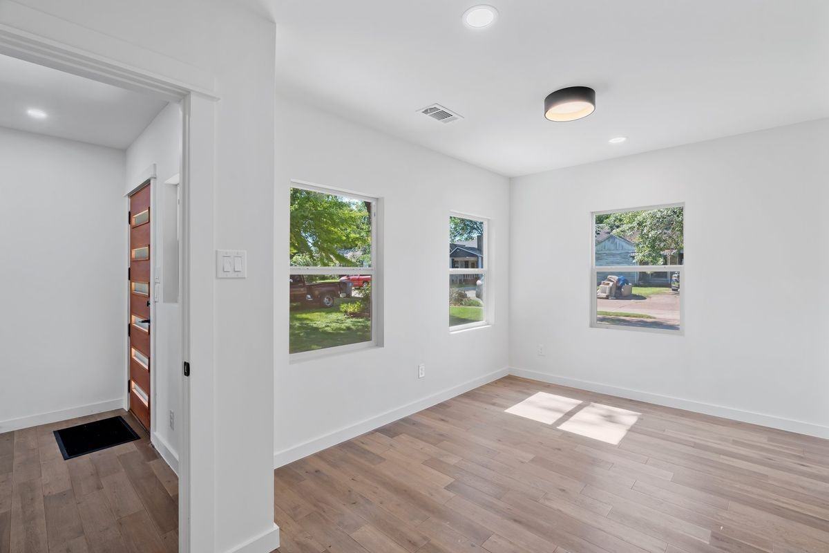 1415 Mountain Lake Rd - Photo 2 of 12